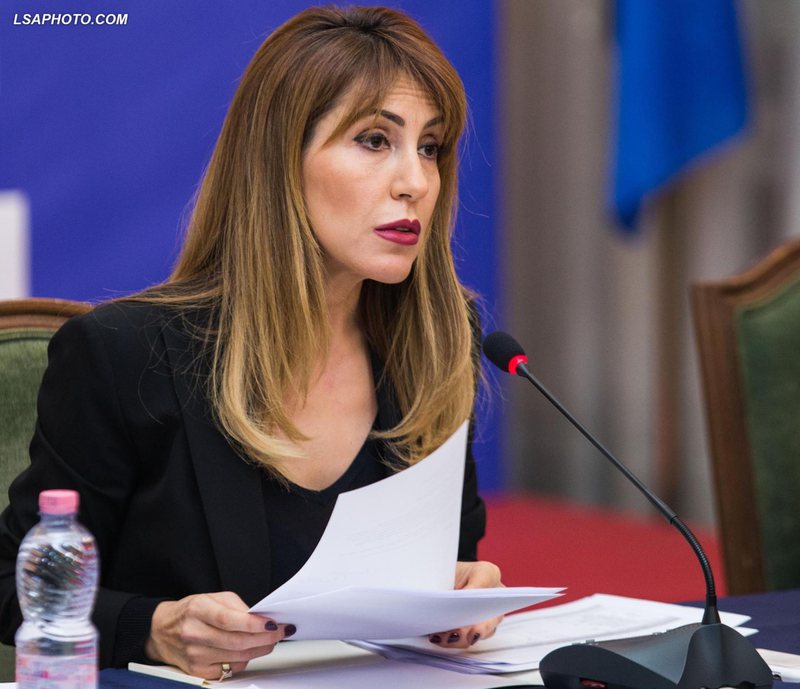 Reagon ashpër Majlinda Bregu, nxjerr foton që po thyen rrjetin: Keqardhja nuk mjafton! Largqoftë bie çështja në dorë të ndonjë gjykatësi të papërgjegjshëm! Reagon ashpër Majlinda Bregu, nxjerr foton që po thyen rrjetin: Keqardhja nuk mjafton! Largqoftë bie çështja në dorë të ndonjë gjykatësi të papërgjegjshëm!