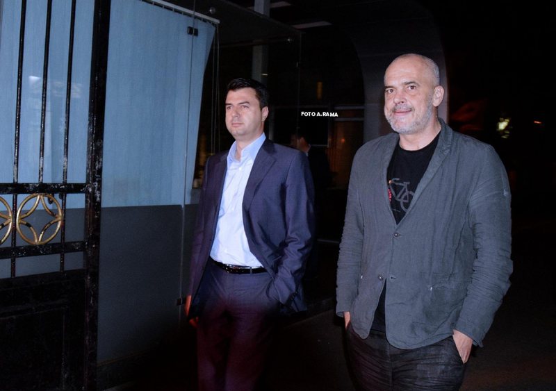 Dy paralajmërimet e forta që mund të hedhin në erë marrëveshjen e djeshme, deputeti zbardh pazaret e fshehta: Rama siguron mandatin e tretë, ndërsa Basha… Dy paralajmërimet e forta që mund të hedhin në erë marrëveshjen e djeshme, deputeti zbardh pazaret e fshehta: Rama siguron mandatin e tretë, ndërsa Basha…