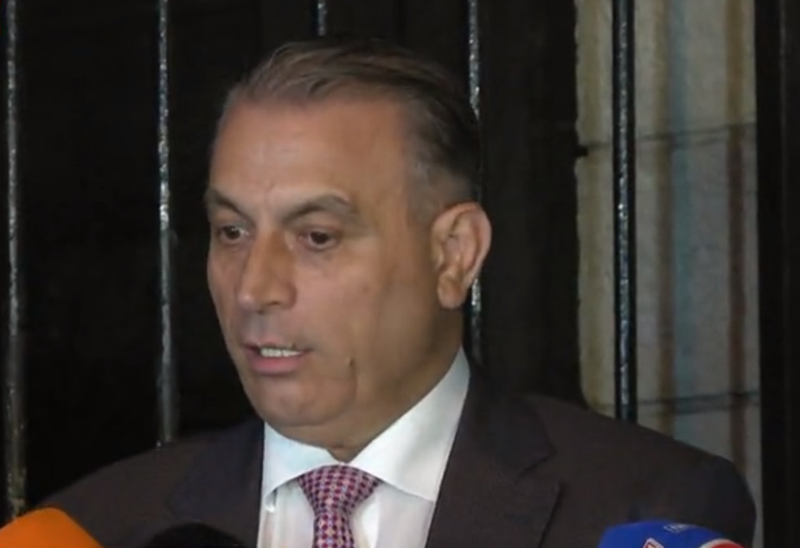 Perlat nuk kanë fund! Deputeti shkrin së qeshuri gazetarët: Njoh shqipen e Gjon Buzukut!