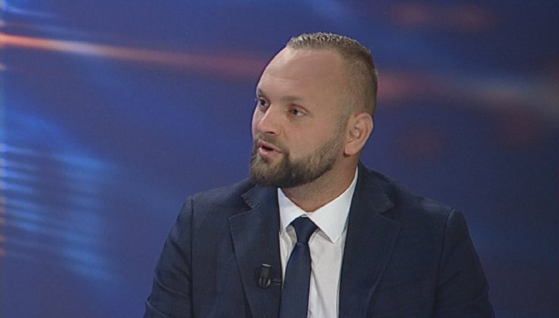 Deputeti shpërthen ndaj tre ambasadorve dhe bënë paralajmërimin e fortë: Ajo letër bakalli që po e quajnë marrveshje nuk ka asnjë vlerë! Ne do e bllokojmë