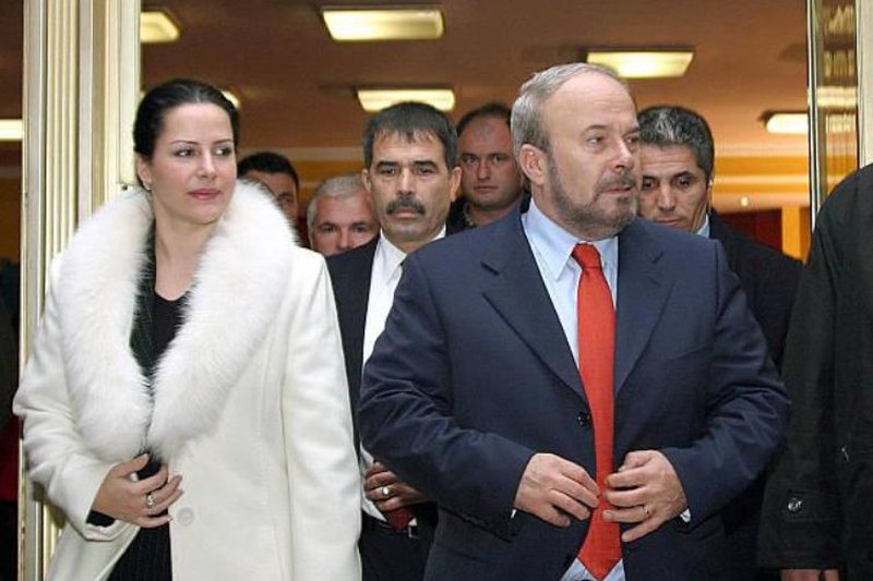 Tosi me Xhoin të dyshuar për koronavirus?! Dalin përgjigjet e tamponëve për ish-kryeministrin dhe familjen e tij Tosi me Xhoin të dyshuar për koronavirus?! Dalin përgjigjet e tamponëve për ish-kryeministrin dhe familjen e tij