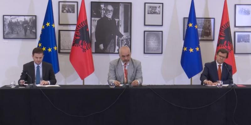 Rama prezanton kryenegociatorin: “Kam kënaqësinë ta kem të ulur majtas sot, mishëron politikën as majtas dhe as djathtas..” Rama prezanton kryenegociatorin: “Kam kënaqësinë ta kem të ulur majtas sot, mishëron politikën as majtas dhe as djathtas..”