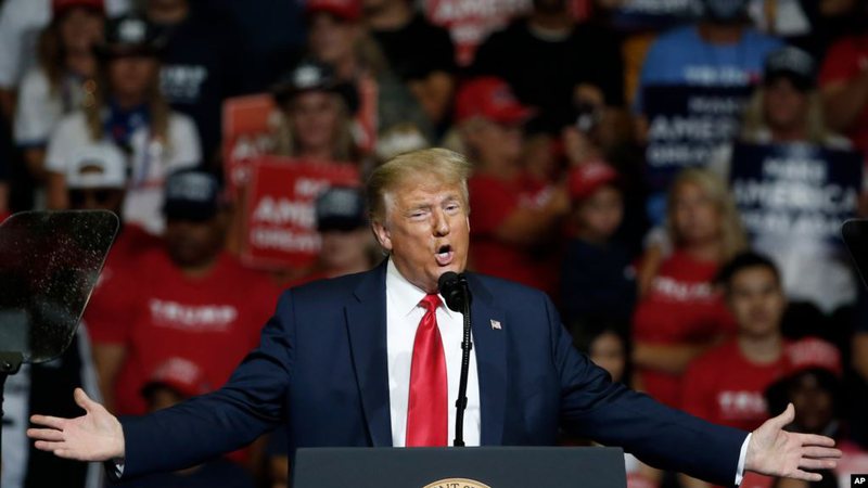 Trump sfidon pa maskë koronavirusin, sulmon Merkelin, kinezët dhe censurohet nga mediat