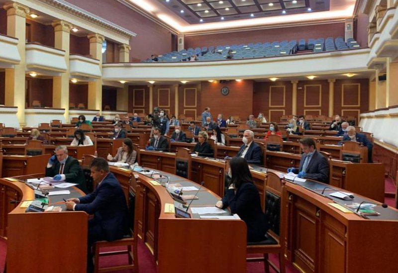 Dorëzohet në Kuvend kërkesa për heqjen e koalicioneve dhe rritjen e pragut, ja 28 deputetët që firmosën, partitë e vogla drejt humnerës Dorëzohet në Kuvend kërkesa për heqjen e koalicioneve dhe rritjen e pragut, ja 28 deputetët që firmosën, partitë e vogla drejt humnerës