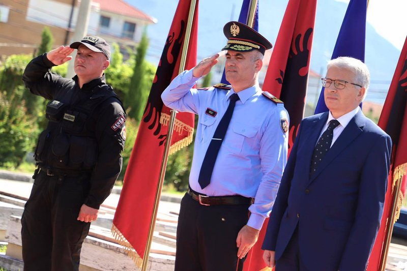 Ministri Lleshaj homazhe për Ibrahim Bashën gjatë aksionit të RENEA-s në Lazarat, jep mesazhin e fortë: Do ketë përherë… Ministri Lleshaj homazhe për Ibrahim Bashën gjatë aksionit të RENEA-s në Lazarat, jep mesazhin e fortë: Do ketë përherë…