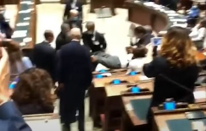 Deputeti Vittorio Sgarbi nxirret zvarrë nga Parlamenti, mes breshërisë së duartrokitjeve/ Video