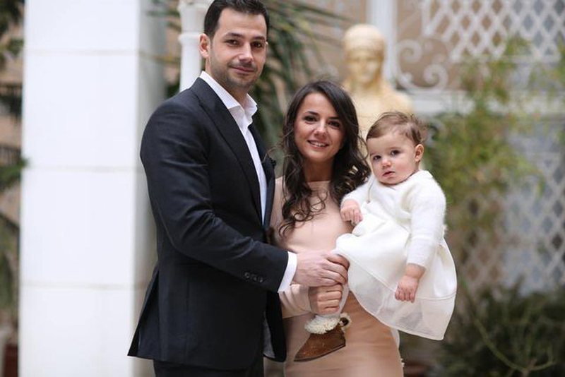 “Mami e pëlqeu shumë”! Ja kush është bashkëshorti i Rudina Hajdarit, me të cilin u dashurua kur ishte 16 vjeçe! “Mami e pëlqeu shumë”! Ja kush është bashkëshorti i Rudina Hajdarit, me të cilin u dashurua kur ishte 16 vjeçe!