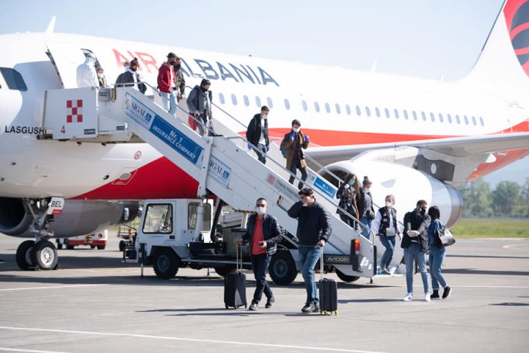 Të hënën rinisin të gjitha fluturimet për dhe nga aeroporti i Rinasit