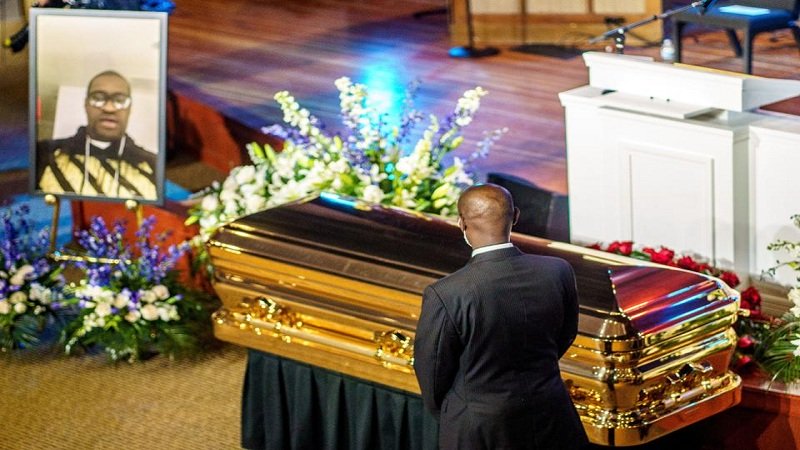 Arkivoli i “mbuluar me ar”, njerëzit në lot! Çfarë ndodhi në varrimin e Floyd në SHBA Arkivoli i “mbuluar me ar”, njerëzit në lot! Çfarë ndodhi në varrimin e Floyd në SHBA