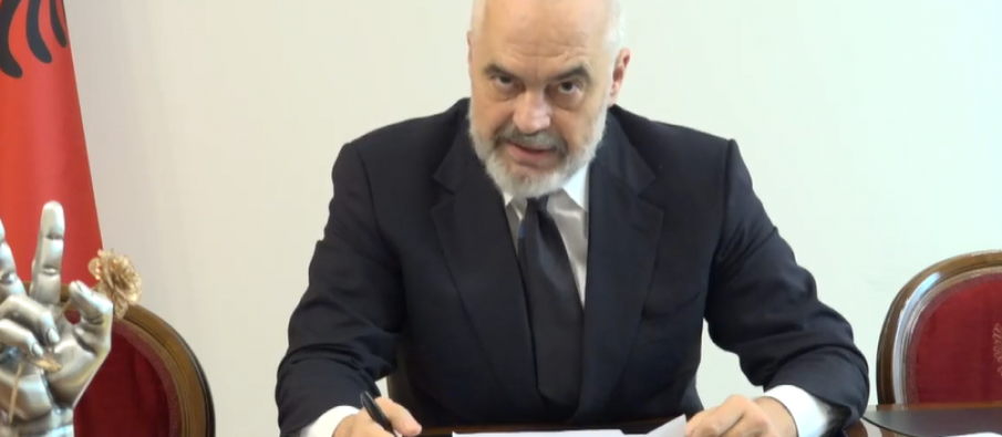 Edi Rama në foto me Zigurin, bosin e tokave në jug të vendit Edi Rama në foto me Zigurin, bosin e tokave në jug të vendit