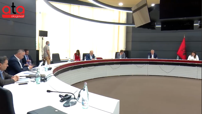 Ndërkombëtarët shtojnë presionin për një marrëveshje, Zëri i Amerikës tregon se çfarë po ndodh në Shqipëri: Bisedime në prani të ambasadorëve