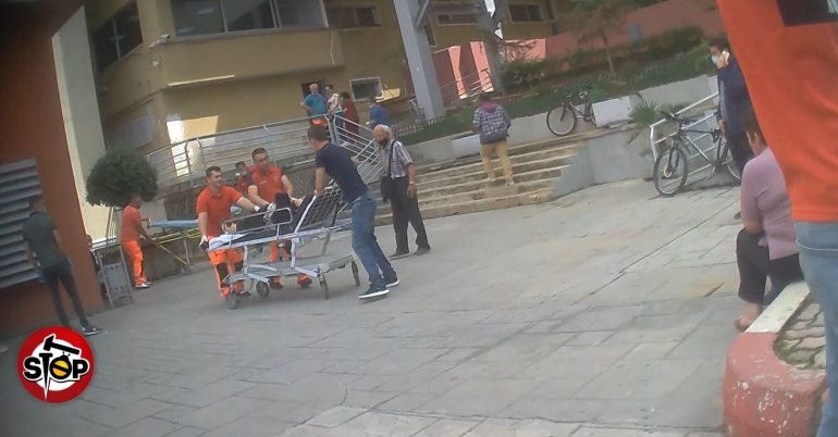 “Unë nuk e di në kanë veshur brekë apo jo por maska dhe doreza nuk kanë”! Kamera e fshehtë në QSUT, kap “mat” personelin shëndetësor “Unë nuk e di në kanë veshur brekë apo jo por maska dhe doreza nuk kanë”! Kamera e fshehtë në QSUT, kap “mat” personelin shëndetësor