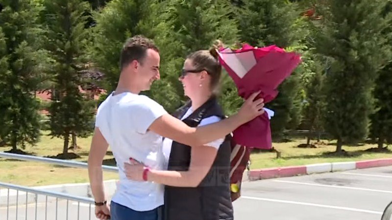 Shërohet pacientja nga Ukraina, u sëmur në Sarandë: I fejuari e pret me tufë me lule ne dyert e spitalit infektiv