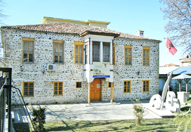 Restaurohet shkolla e parë shqipe, Rama publikon videon: Mësonjëtorja objekt i veçantë i trashëgimisë kulturore Restaurohet shkolla e parë shqipe, Rama publikon videon: Mësonjëtorja objekt i veçantë i trashëgimisë kulturore