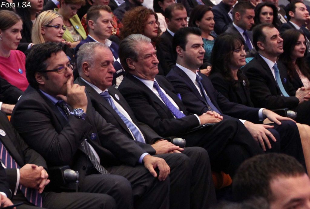 Për ata që qajnë fatin e tyre më shumë se sa Fatos Nanon Për ata që qajnë fatin e tyre më shumë se sa Fatos Nanon