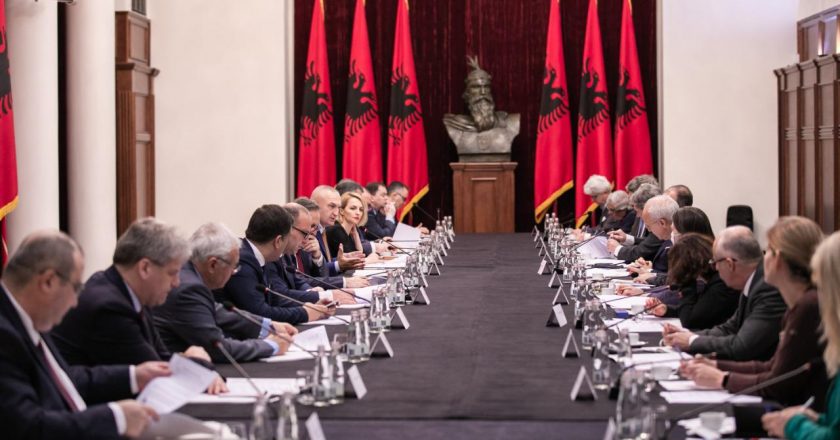 Plani për hapjen e kufijve më 1 korrik, mblidhen sot ambasadorët e BE, ja vendimi që pritet të merret.. Plani për hapjen e kufijve më 1 korrik, mblidhen sot ambasadorët e BE, ja vendimi që pritet të merret..