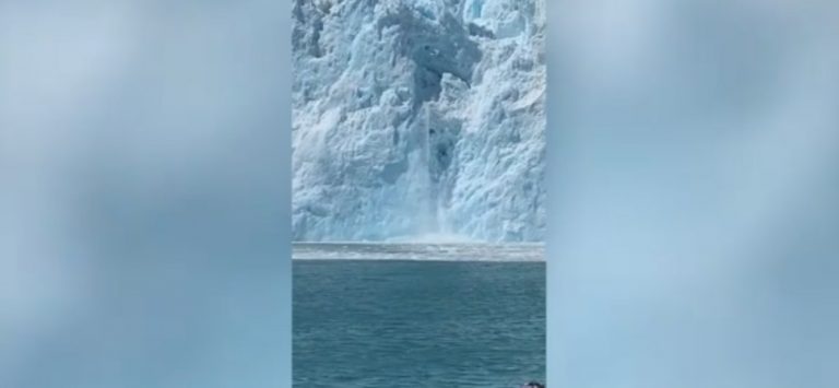 Video/ Alaskë, akulli shkrin përpara anijes kroçere, ulërima e turistëve