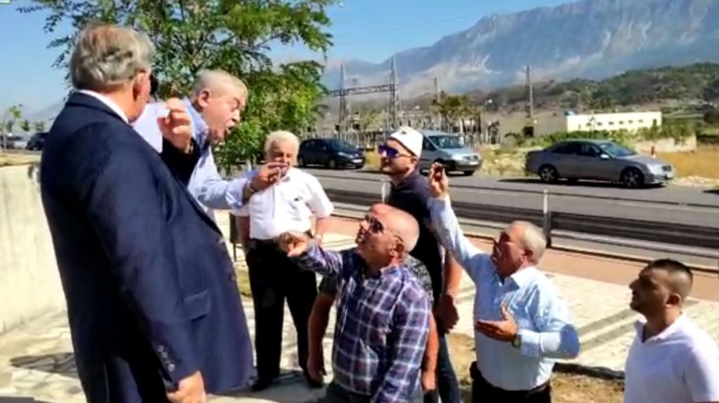 Dash Aliko i Lazaratit pret Bashën në Gjirokastër: Bujqësia do jetë prioritare, na jepni besimin që t’ju kthejmë shpresën. Ja lista jonë e premtimeve sapo të marrim qeverinë (përfshirë mësimin e abetares)