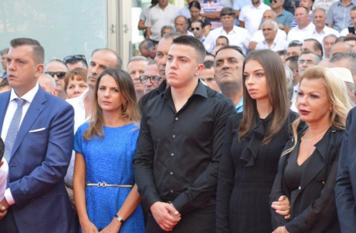 “Je në politikë nga babai”? Rudina Hajdari: Kam vuajtur, kam kaluar gjëra të jashtëzakonshme. S’më është dhënë asgjë nga hiçi si dhuratë, krenare për atë që im atë ka bërë “Je në politikë nga babai”? Rudina Hajdari: Kam vuajtur, kam kaluar gjëra të jashtëzakonshme. S’më është dhënë asgjë nga hiçi si dhuratë, krenare për atë që im atë ka bërë