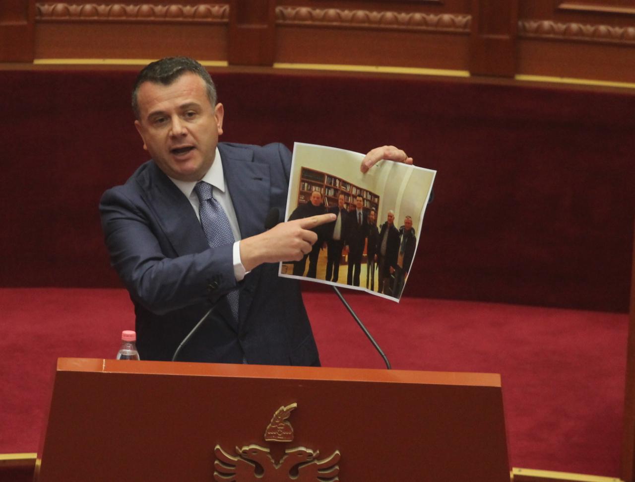 Balla publikon vendimin e gjykatës: “Basha ditën sulmon sipërmarrësit dhe natën ata firmosin kontrata me familjarët e tij” Balla publikon vendimin e gjykatës: “Basha ditën sulmon sipërmarrësit dhe natën ata firmosin kontrata me familjarët e tij”