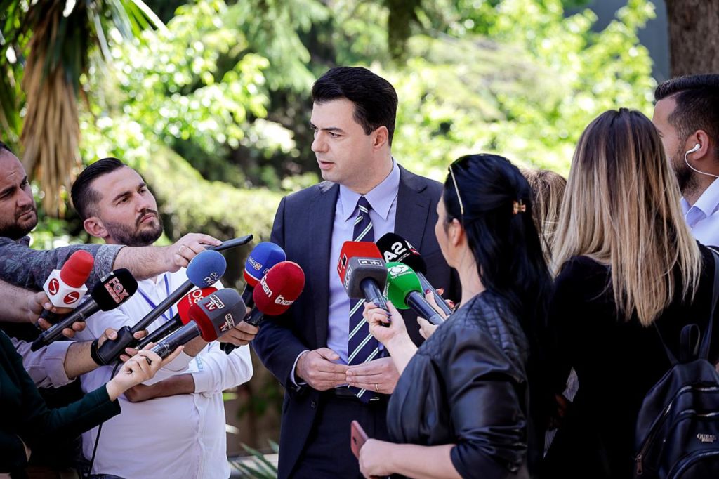 E mbani mend “lularë”?! Basha kur ishte në SHBA (që nuk mbahet mend se sa ka) u premtoi: Zgjedhje me Ramën kryeministër nuk ka, po e them nga Uashingtoni, ndaj ka rëndësi (Video) E mbani mend “lularë”?! Basha kur ishte në SHBA (që nuk mbahet mend se sa ka) u premtoi: Zgjedhje me Ramën kryeministër nuk ka, po e them nga Uashingtoni, ndaj ka rëndësi (Video)