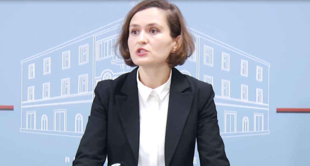 Ministrja e Arsimit Besa Shahini, tregon risinë që do aplikohet në të gjitha shkollat e vendit Ministrja e Arsimit Besa Shahini, tregon risinë që do aplikohet në të gjitha shkollat e vendit