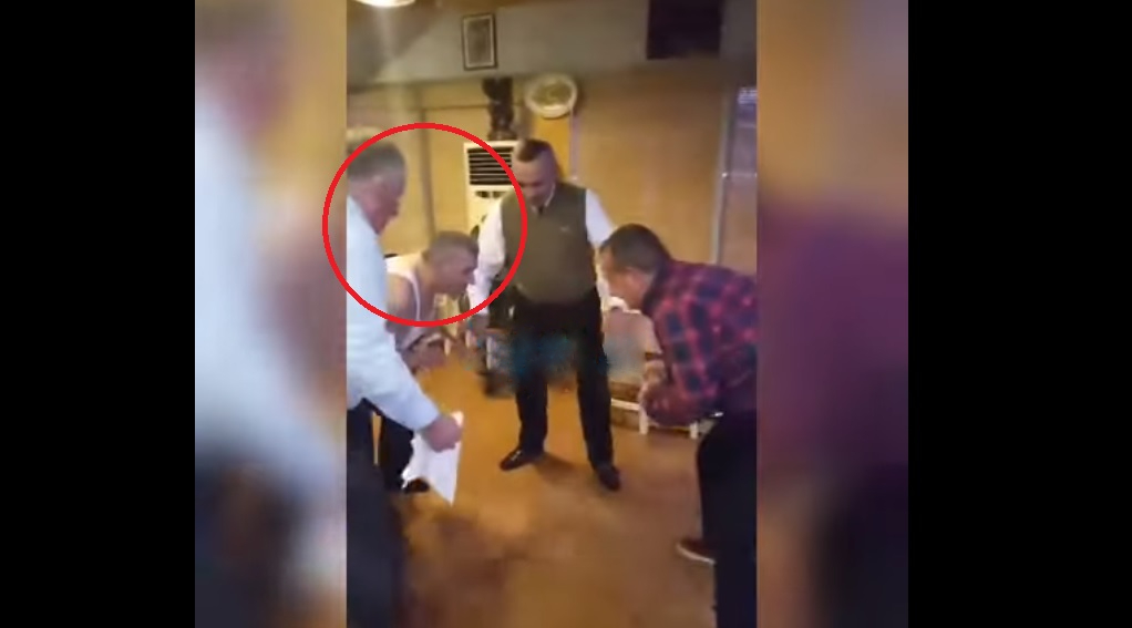 VIDEO e vitit: Kreu i KLSH-së Bujar Leskaj i zhveshur me kanatiere bën mundje në lokal, Sali Shehu arbitër