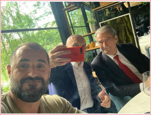 Juristi i “Kristalit” në profesionin e gazetarit Çim Peku vijon të sfidojë hapur rubrikën humoristike Antena me broçkullat e tij: Zbulon komplote, intriga dhe marrëveshje të fshehta që askush nuk i di tjetër Juristi i “Kristalit” në profesionin e gazetarit Çim Peku vijon të sfidojë hapur rubrikën humoristike Antena me broçkullat e tij: Zbulon komplote, intriga dhe marrëveshje të fshehta që askush nuk i di tjetër