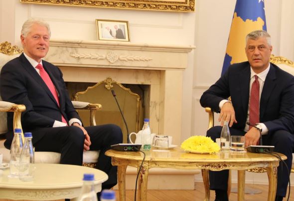 Zbardhet biseda e plotë mes Klinton dhe Thaçit e nënshkrimit të marrëveshjes për demilitarizimin e UÇK’së: “Millosheviqi nuk është si të tjerët. Ne do të kemi një të ardhme të mirë” Zbardhet biseda e plotë mes Klinton dhe Thaçit e nënshkrimit të marrëveshjes për demilitarizimin e UÇK’së: “Millosheviqi nuk është si të tjerët. Ne do të kemi një të ardhme të mirë”