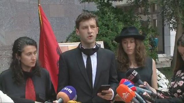 “Baba, pse nuk u bëre pragmatist si të tjerët?”- Fjalimi prekës i djalit të Moikom Zeqos, ndërsa përcolli të atin