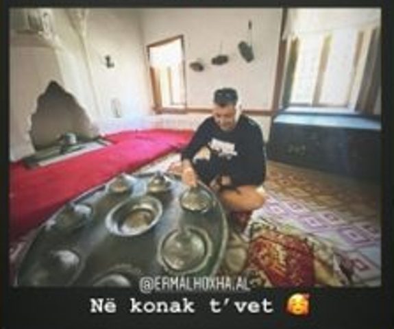 Rezarta Shkurta dhe nipi i Enverit pozojnë brenda shtëpisë së familjes Hoxha në Gjirokastër: Në konakun tonë! Rezarta Shkurta dhe nipi i Enverit pozojnë brenda shtëpisë së familjes Hoxha në Gjirokastër: Në konakun tonë!