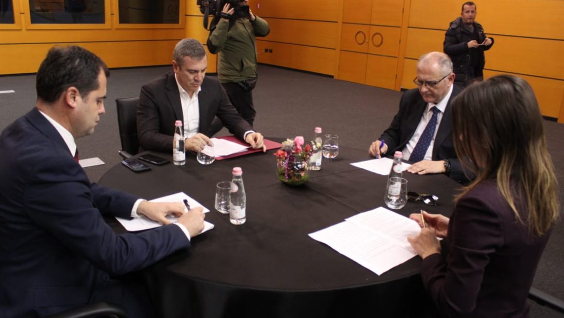 “Politihale Albania” maskarenjtë që kanë humbur rrrugën në oborrin e shtëpisë së tyre! “Politihale Albania” maskarenjtë që kanë humbur rrrugën në oborrin e shtëpisë së tyre!