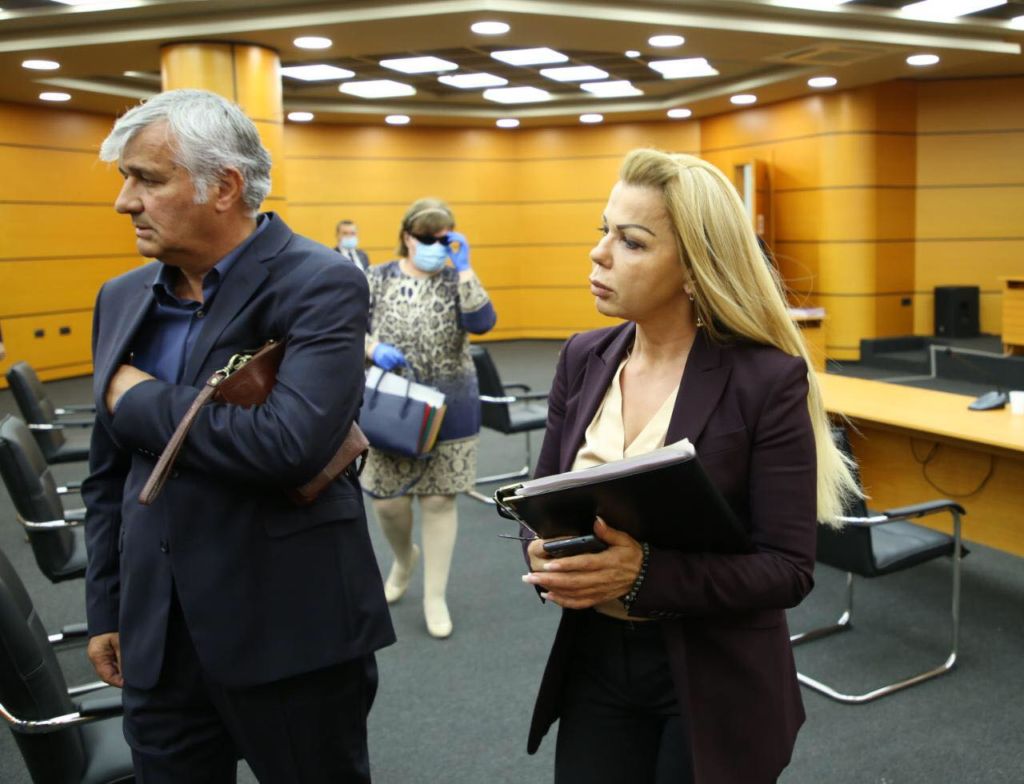 Fatmira Hajdari pasi shkarkohet si gjyqtare: E prisja si vendim. Maks Haxhia: Këta nuk pyesin për ligjin, kanë listën e po pastrojnë Fatmira Hajdari pasi shkarkohet si gjyqtare: E prisja si vendim. Maks Haxhia: Këta nuk pyesin për ligjin, kanë listën e po pastrojnë