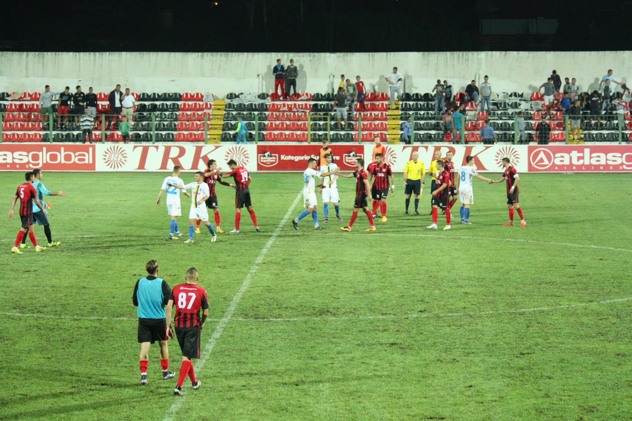 Arsyeja për të mos filluar ndeshja një idiotësi e Luftëtarit… banderola për Hashim Thaçin në fushë! Vlonjatet: Presidenti i Kosovës është hero kombëtar Arsyeja për të mos filluar ndeshja një idiotësi e Luftëtarit… banderola për Hashim Thaçin në fushë! Vlonjatet: Presidenti i Kosovës është hero kombëtar