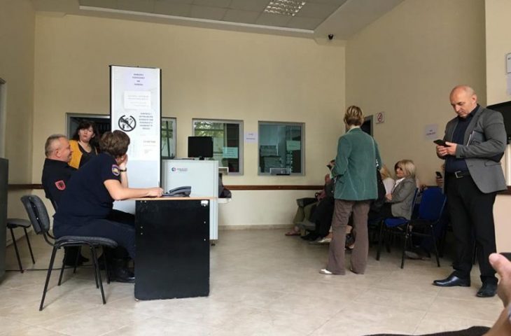 Koronavirusi edhe në Gjykatën Penale të Tiranës, sekretarja del pozitiv/ testeve po ju nënshtrohen edhe zyrtarë të tjerë.