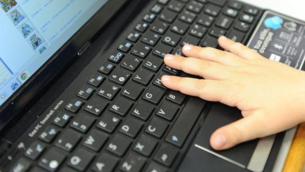 Izolimi në shtëpi për shkak të pandemisë, shqiptarët gjetën ‘shpëtim’ tek interneti. Rritje 47% e përdorimit Izolimi në shtëpi për shkak të pandemisë, shqiptarët gjetën ‘shpëtim’ tek interneti. Rritje 47% e përdorimit