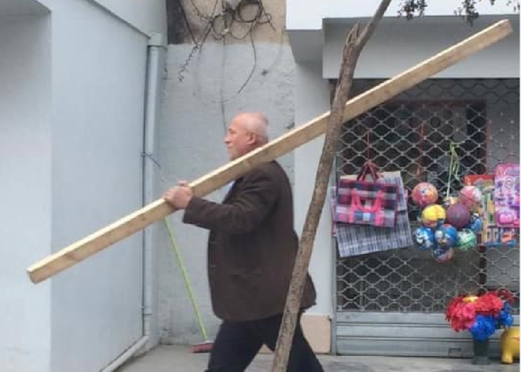 Deputeti ‘xhentëllmen’ i Kuvendit shkon në Gjirokastër dhe zihet me qytetarët/ “Hajde hidhu shiko punën” Deputeti ‘xhentëllmen’ i Kuvendit shkon në Gjirokastër dhe zihet me qytetarët/ “Hajde hidhu shiko punën”