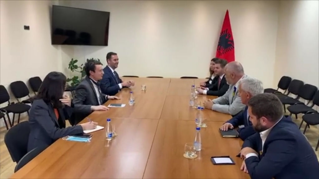 Takim me “armiqtë” në Prishtinë