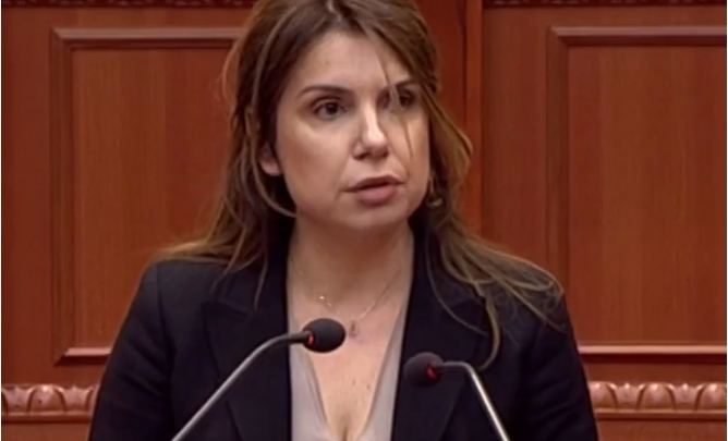 Kryetarja e KLGJ-së bëhet konfuze në kuvend/ “Se lexoj dot, kush e ka shkruar”, ndërhyn Ruçi: Ralf ti je? Flisni kush e ka bërë.., ti? Kryetarja e KLGJ-së bëhet konfuze në kuvend/ “Se lexoj dot, kush e ka shkruar”, ndërhyn Ruçi: Ralf ti je? Flisni kush e ka bërë.., ti?