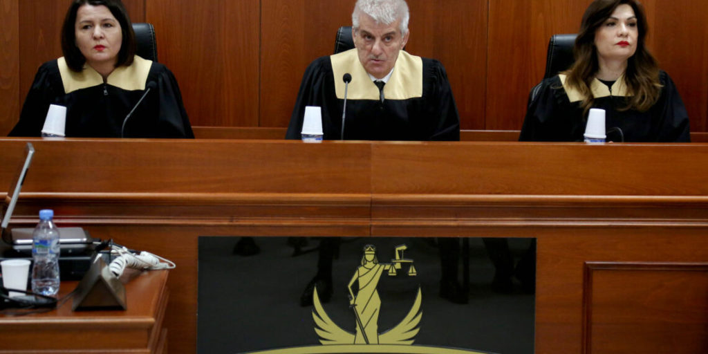 Çudirat e drejtësisë shqiptare: SPAK e pezulloi për falsifikimin e dokumenteve anëtarin e KPA, por e rikthehen në detyrë  po struktura e njejtë e Apelit