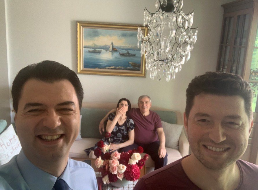 Karmina surprizohet që Luli ka nënë, baba dhe vëlla! Karmina surprizohet që Luli ka nënë, baba dhe vëlla!