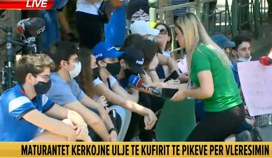 Maturantët sërish protestë para MASR për provimet e maturës, ulen në rrugë: Rivlerësim të testit të Gjuhë-Letërsisë Maturantët sërish protestë para MASR për provimet e maturës, ulen në rrugë: Rivlerësim të testit të Gjuhë-Letërsisë