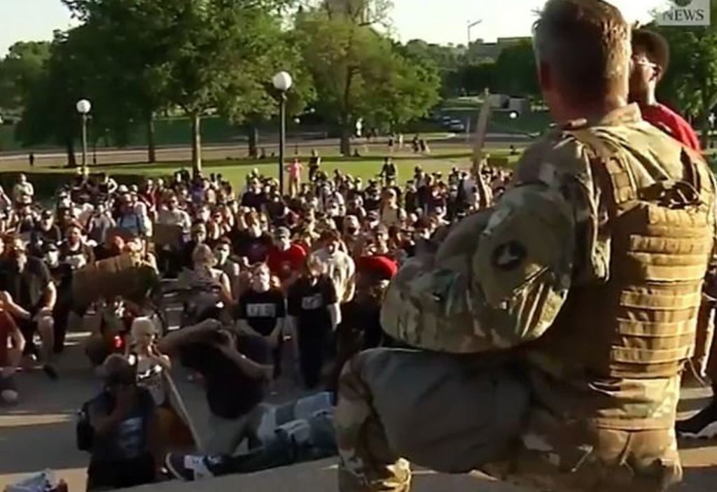 Gjesti prekës gjatë protestave në SHBA i nënkolonelit, ulet në gjunjë dhe kërkon falje