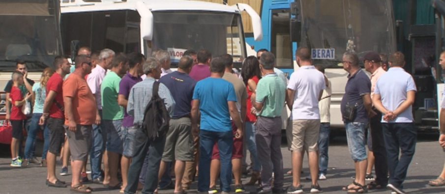 Shoqata e Transportit protestë para Ministrisë: “Duam vetëm punë, po nuk u hap të na paguajnë, por jo me pagë lufte” Shoqata e Transportit protestë para Ministrisë: “Duam vetëm punë, po nuk u hap të na paguajnë, por jo me pagë lufte”