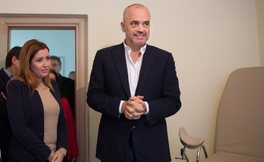 Covid 3, Rama batuta me gazetarët: U desh koronavirusi për të kuptuar se nuk bëjmë dot pa…