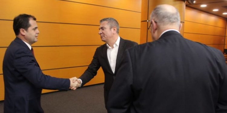 Mund të hedhin “në erë” marrëveshjen për Zgjedhoren! Bylykbashi: Kush do jetë ai deputet që do ngrejë karton kundër?- Mund të hedhin “në erë” marrëveshjen për Zgjedhoren! Bylykbashi: Kush do jetë ai deputet që do ngrejë karton kundër?-