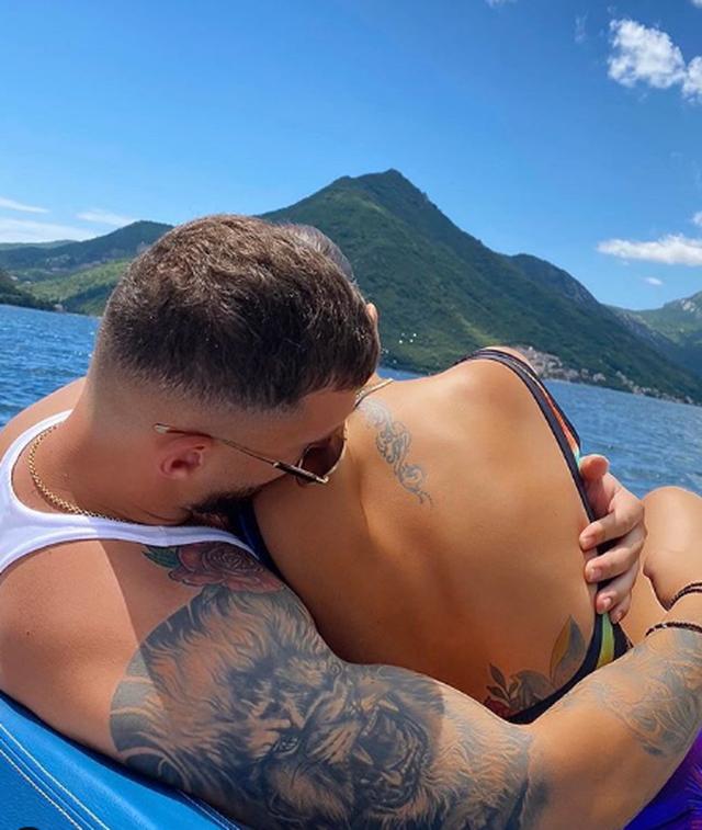 Romeo dedikm këngëtares Jonida Maliqi: “Paqja është premtimi që ti mban”/foto