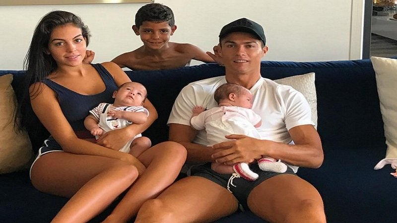 Binjakët e Ronaldos festojnë 2-vjetorin e lindjes: Futbollistin e famshëm nuk e keni parë të … Binjakët e Ronaldos festojnë 2-vjetorin e lindjes: Futbollistin e famshëm nuk e keni parë të …