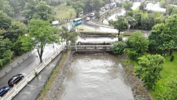 Pamje apokaliptike nga stuhia në Stamboll, qyteti pushtohet nga fenomeni i rrallë natyror (Video) Pamje apokaliptike nga stuhia në Stamboll, qyteti pushtohet nga fenomeni i rrallë natyror (Video)