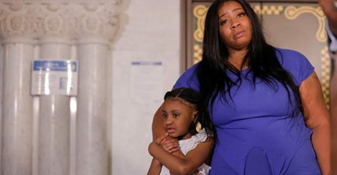 Flet për mediat nëna e vajzës së George Floyd: “Gianna nuk ka më një baba”